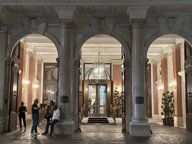 ホテル 夜 エントランス