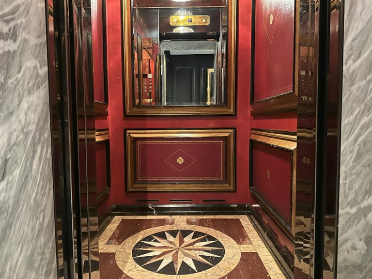 エレベーター内(1)