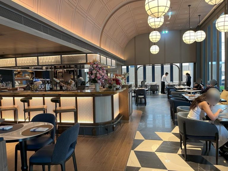 ロビー階のバー兼朝食会場