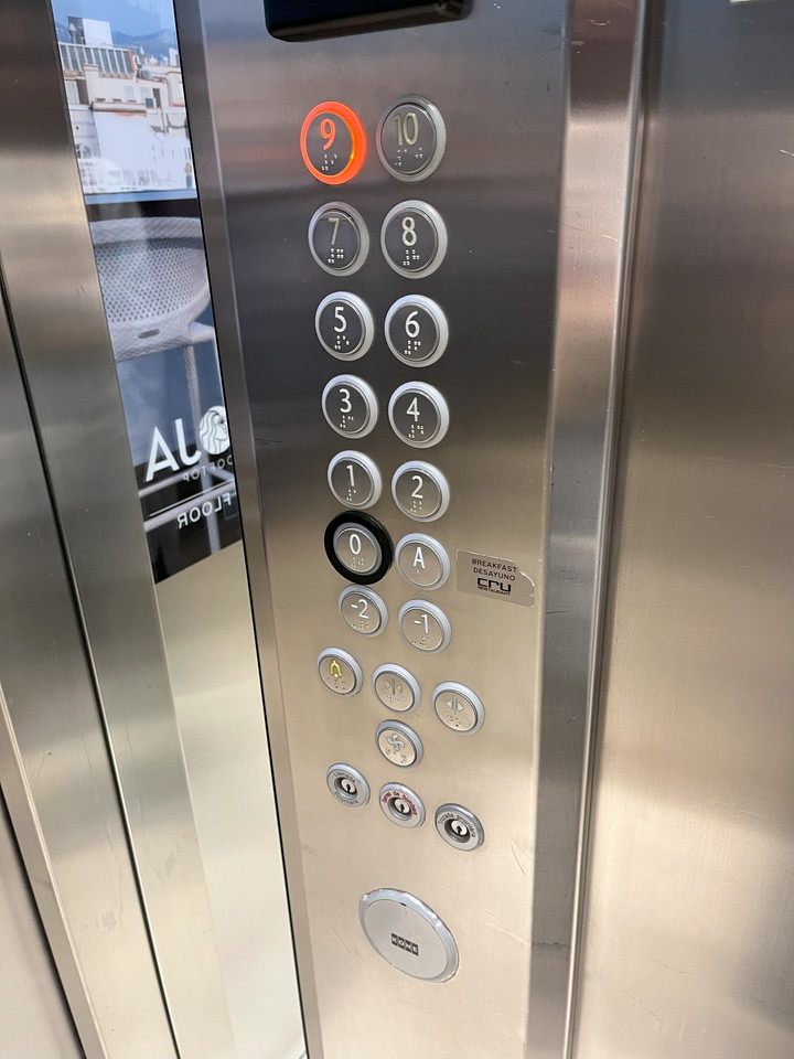 エレベーター階数ボタン