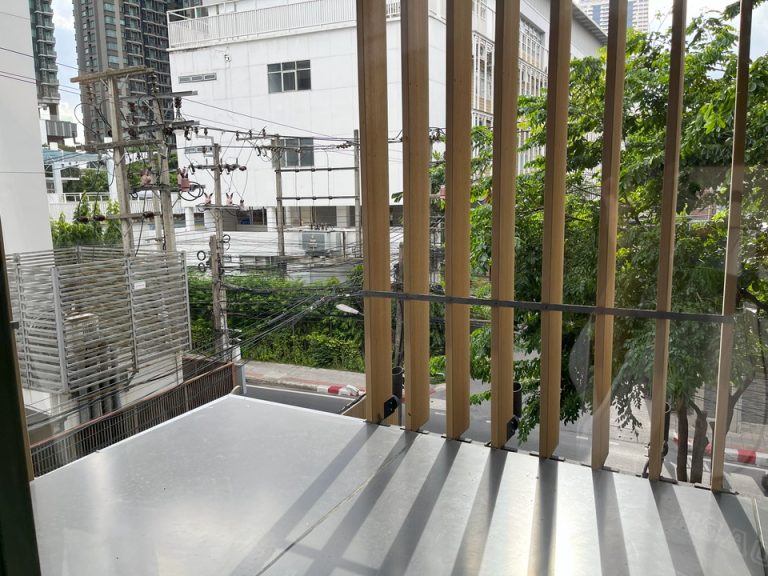 バルコニーおよび部屋からの眺望(外には出られません)