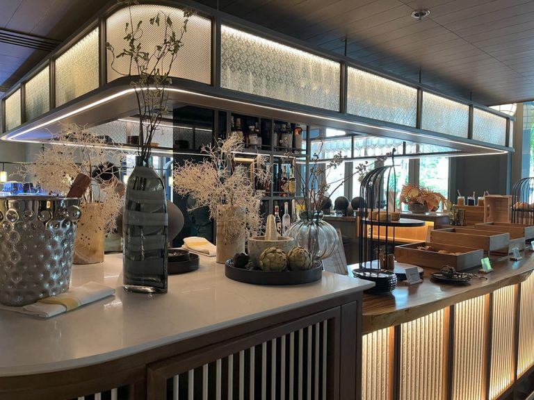 エレベーターからの会場入口(夜はバー)