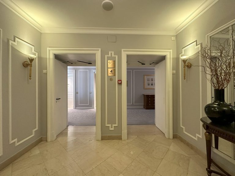 エレベーター前(1)