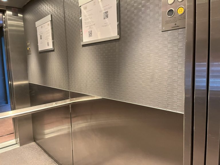 エレベーター内観