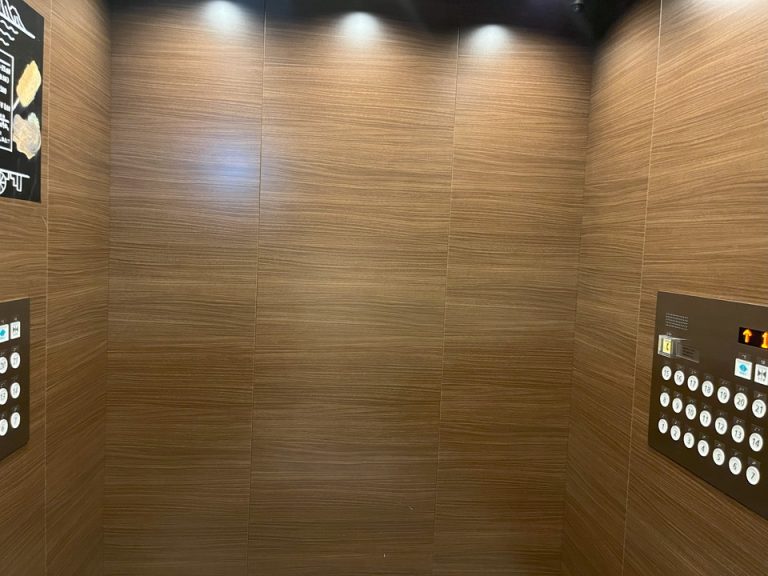 エレベーター内観