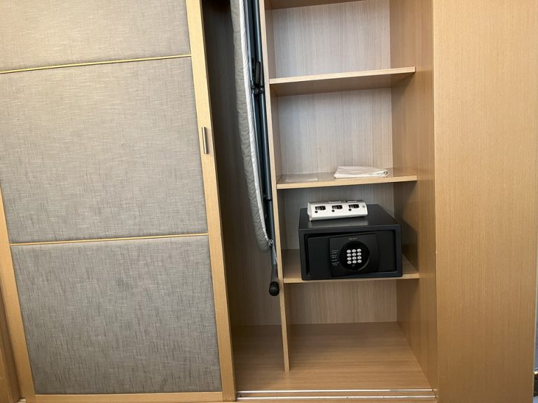 クローゼット外観開けた状態(1)