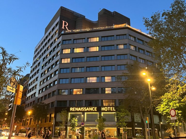 外観夕方