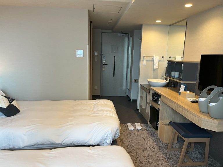 窓から部屋全体