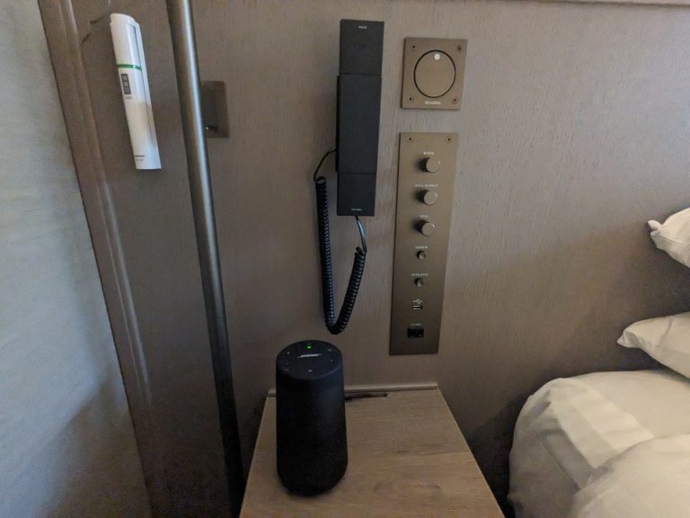 サイドデスクにBOSEスピーカー、電話機、照明スイッチ.コンセント、USBポートjpg