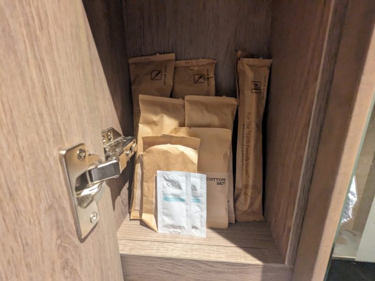 鏡左側にはアメニティ