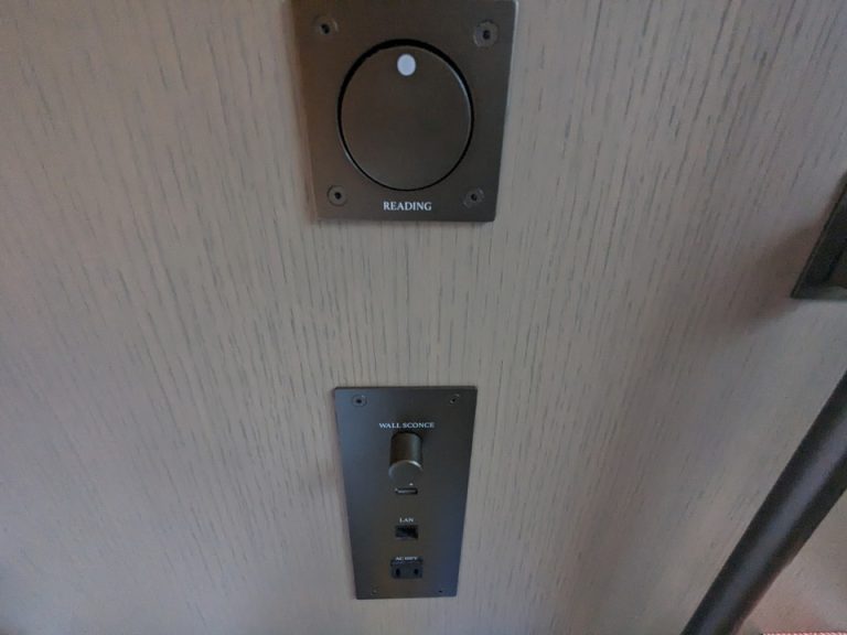 読書灯、照明スイッチ、USBポート、コンセント