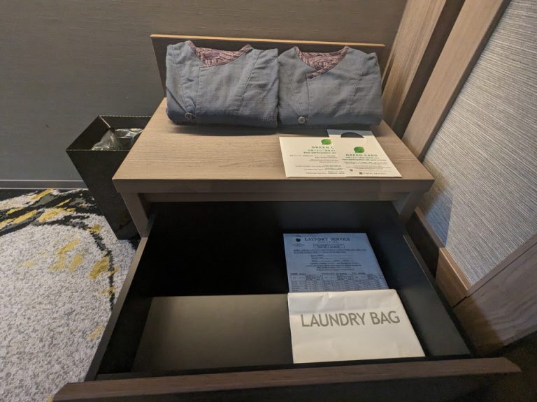 ナイトウェアと引き出しにランドリーバッグ