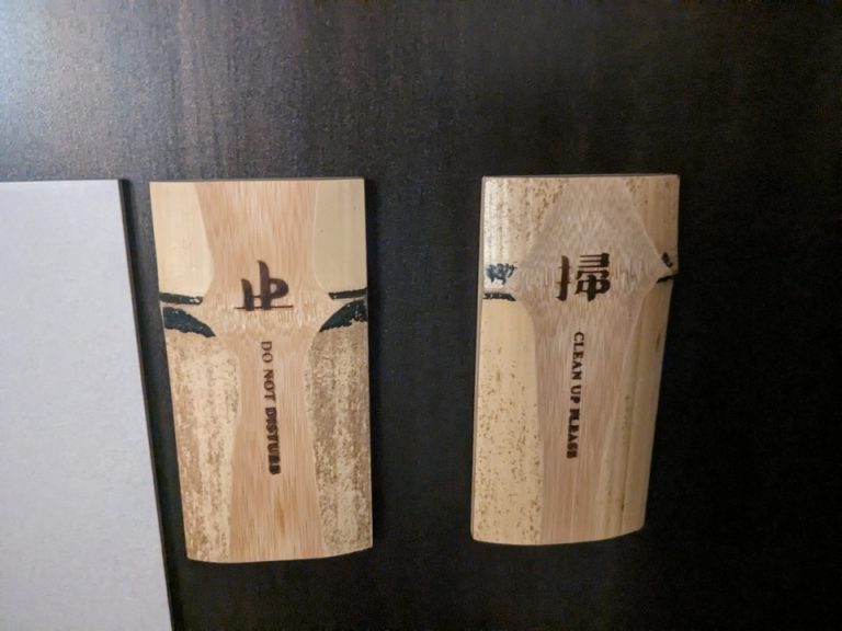 ドアに貼り付けてあるプレートは高野竹工製です