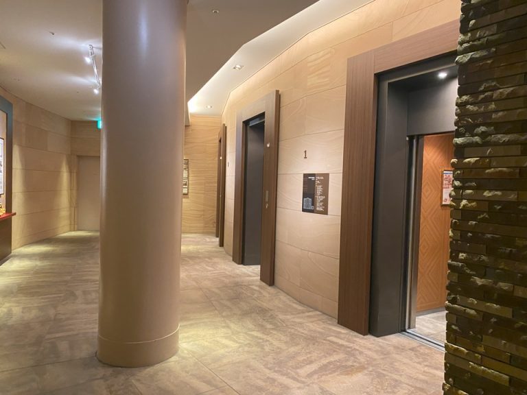 フロント階エレベーターロビー