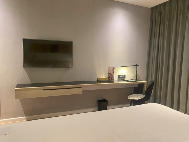 ベッド方向から TV