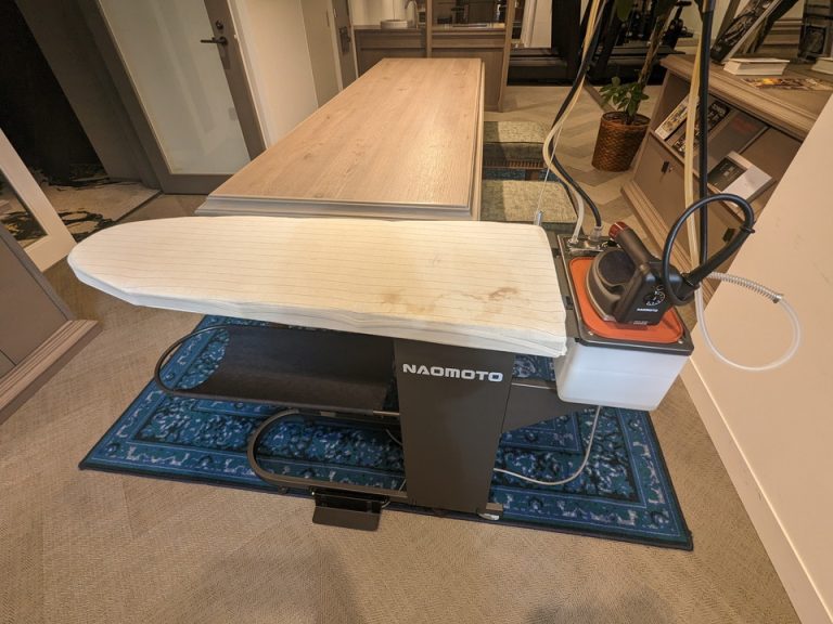 ユーティリティルーム内のアイロンコーナー