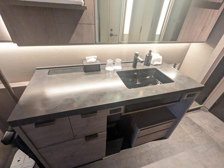 洗面台左下がカフェコーナー