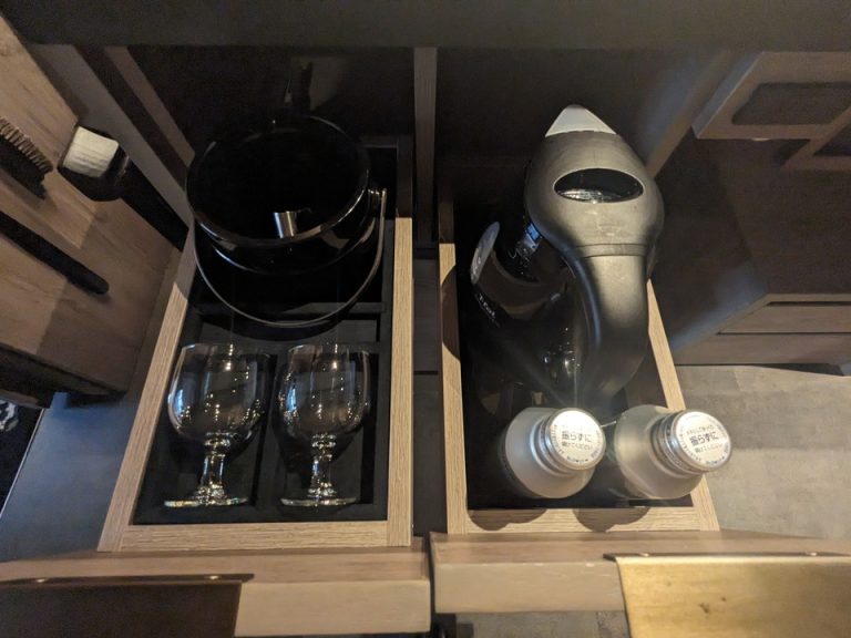 グラス、アイスペール、ケトル