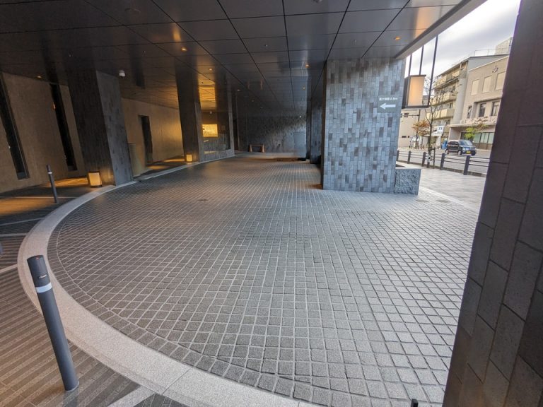 車寄せはありますが駐車場はありません