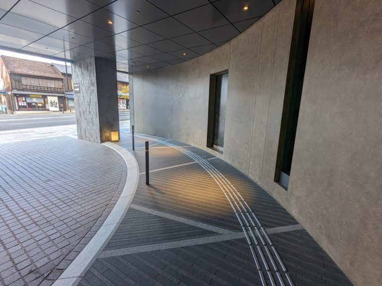 車寄せの歩行者用通路