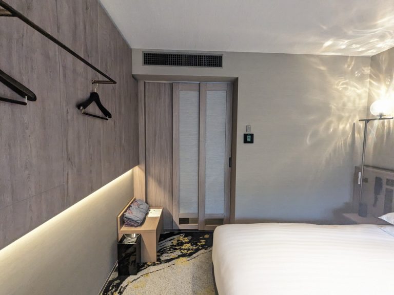 客室と入口を閉じる扉