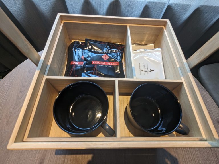 茶箱の上段はドリップコーヒーとお茶お菓子