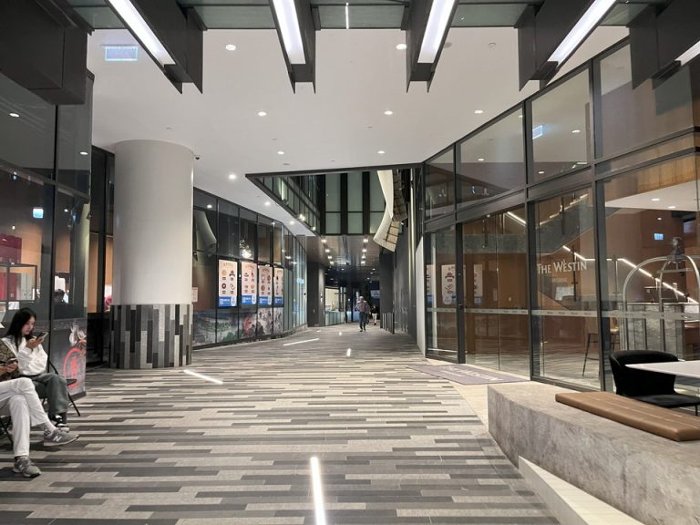 このまま進むとスカイタワーに着く通路