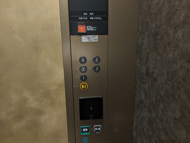 エレベーター階数ボタン(カードキーが必要)