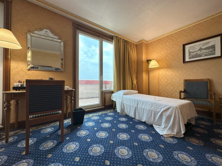 デスクと簡易ベット