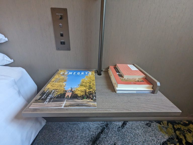 ベッドサイドデスクには書籍も