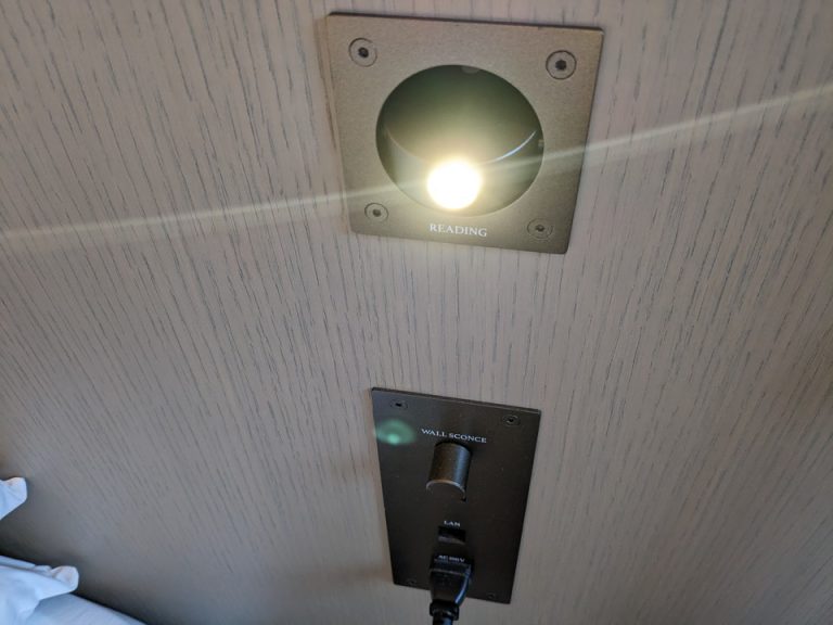 読書灯はくるっとひっくり返すと点きます