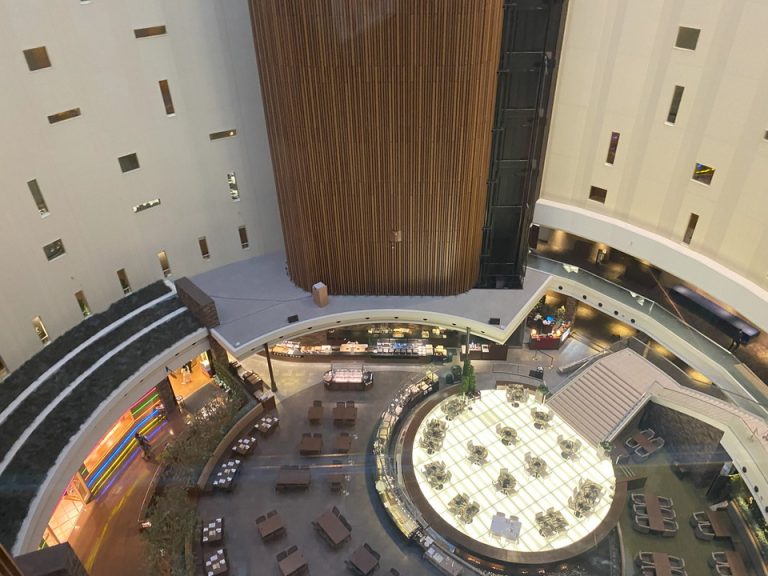 エレベーター内から見た食事会場