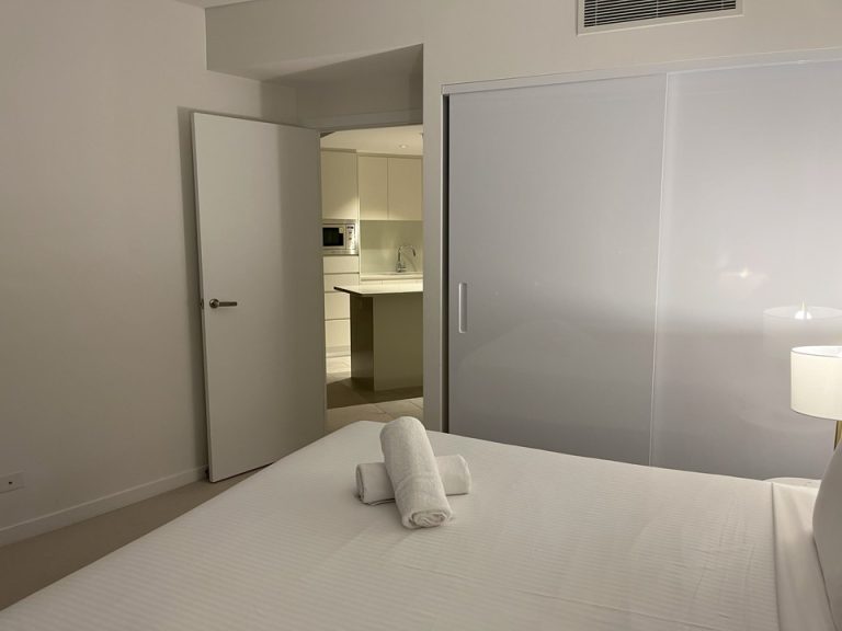 ベットルームから入口