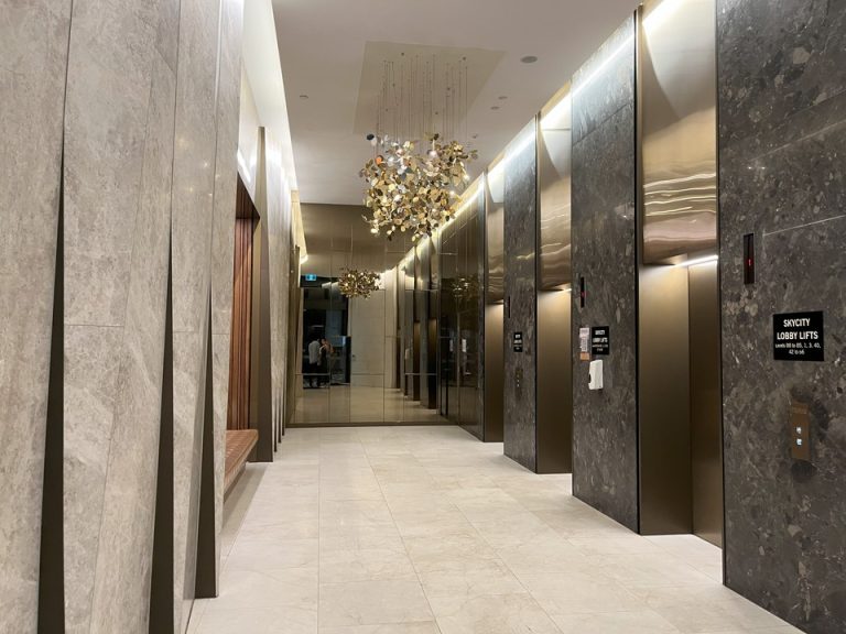 エレベーターホールフロント階