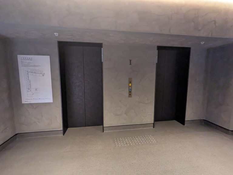 エレベーターホールフロント階