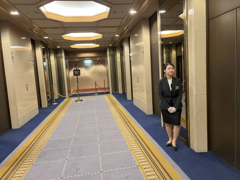 エレベーターホールフロント階