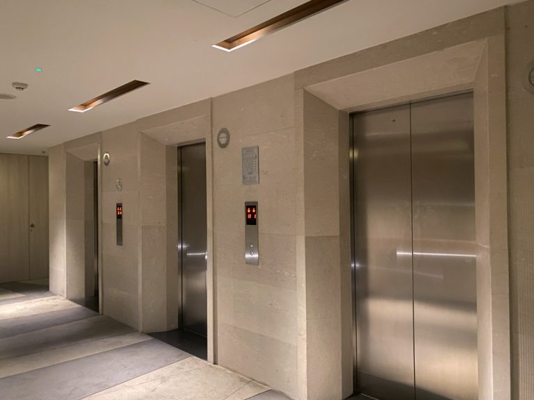 エレベーターホールフロント階