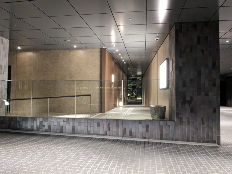 エントランスに向かう通路