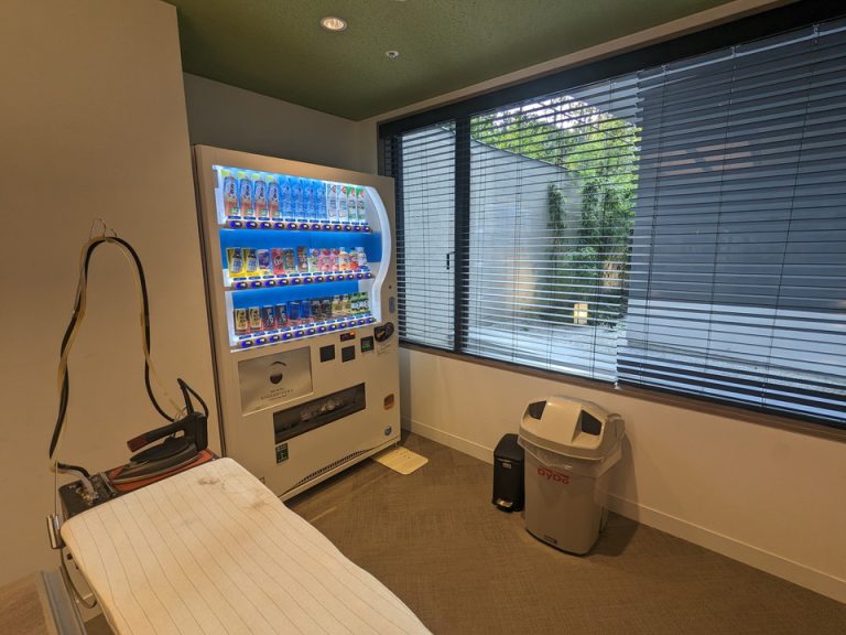 ユーティリティルーム内に自販機