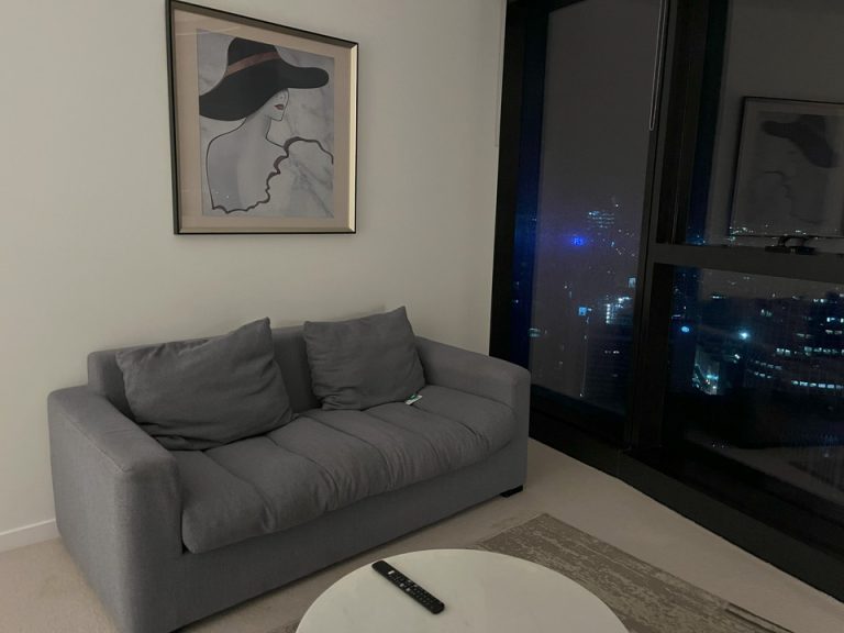 ソファー_リビングにあり、この前にTVがありました