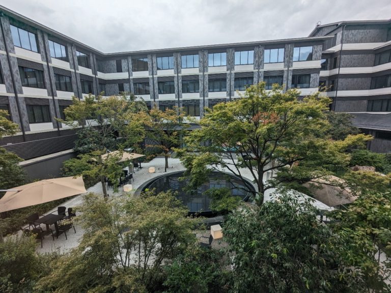 建物全体中庭側