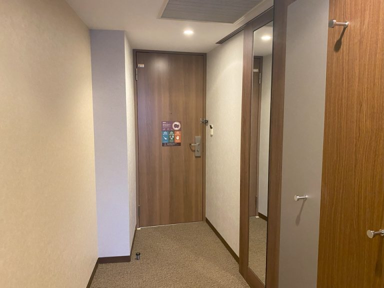 客室から見た入口