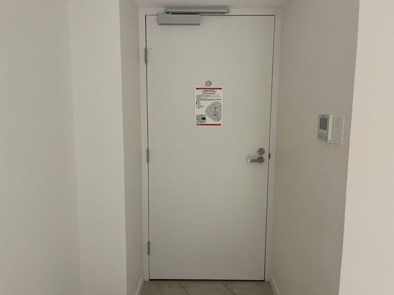 客室入口内観ドア