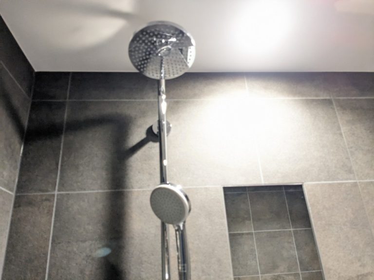 レインシャワーと3段切り替えのシャワー