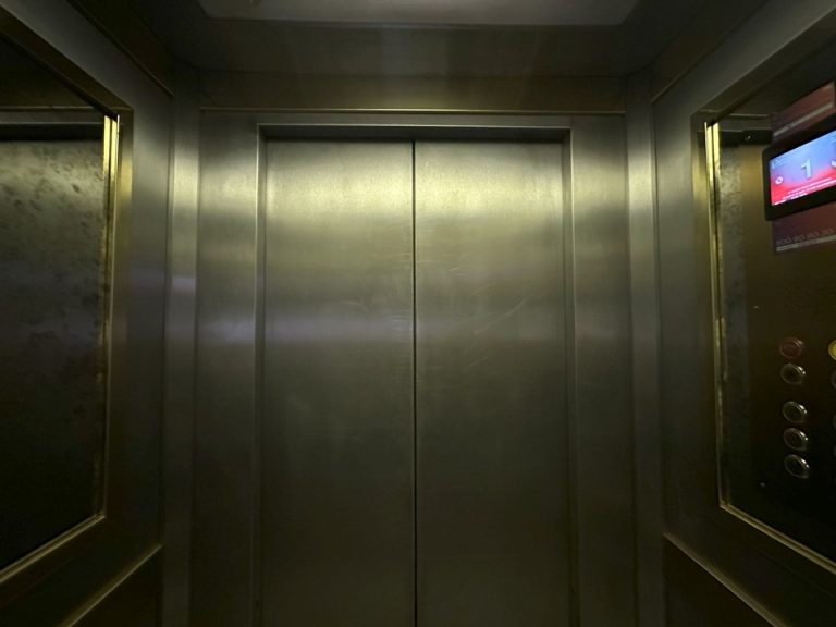 エレベーター内側