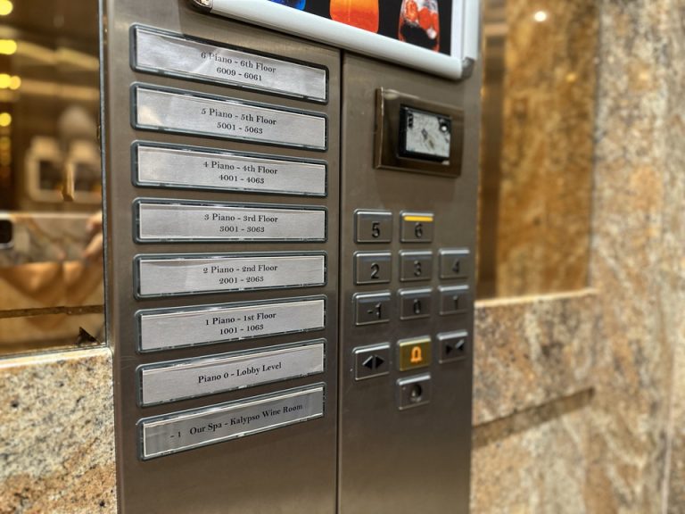 エレベーター内側