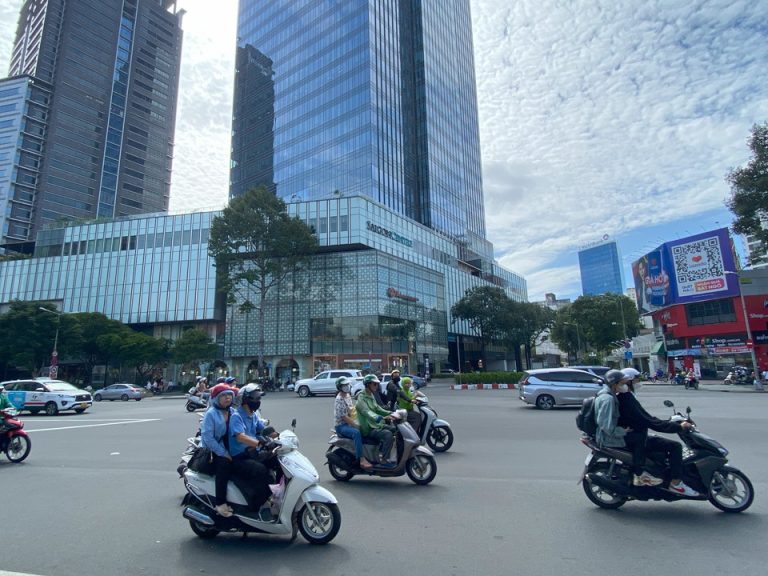 街の様子(ホテル近くの大通り) (1)