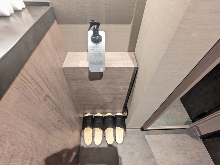 館内用のサンダルと除菌消臭スプレー