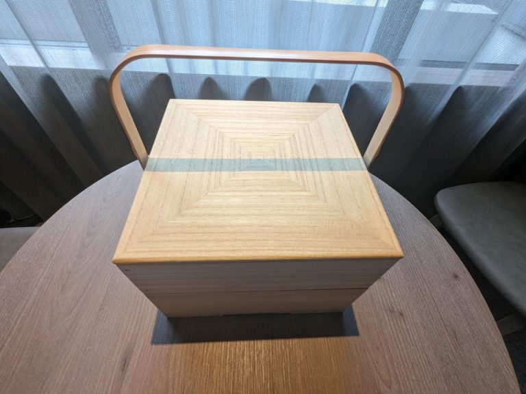 茶箱は高野竹工職人の手作り。全室にあります