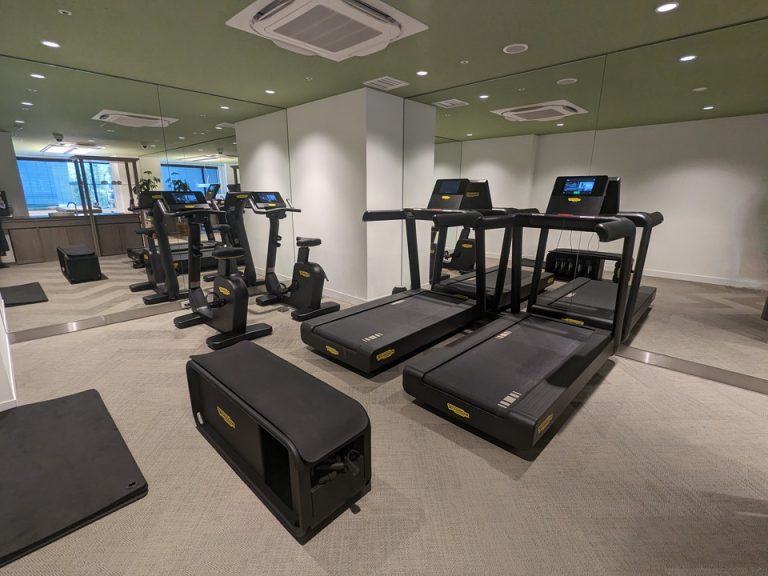 ユーティリティルーム内のフィットネスジム